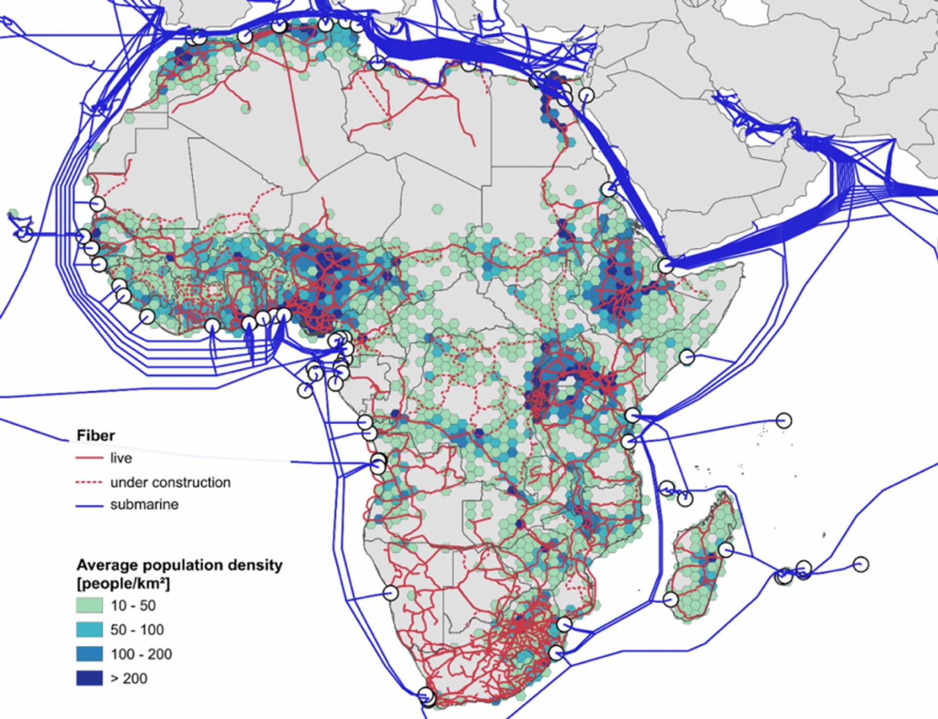 Carte de l’Afrique montrant des câbles de fibre optique terrestres et sous-marins et la densité de population.